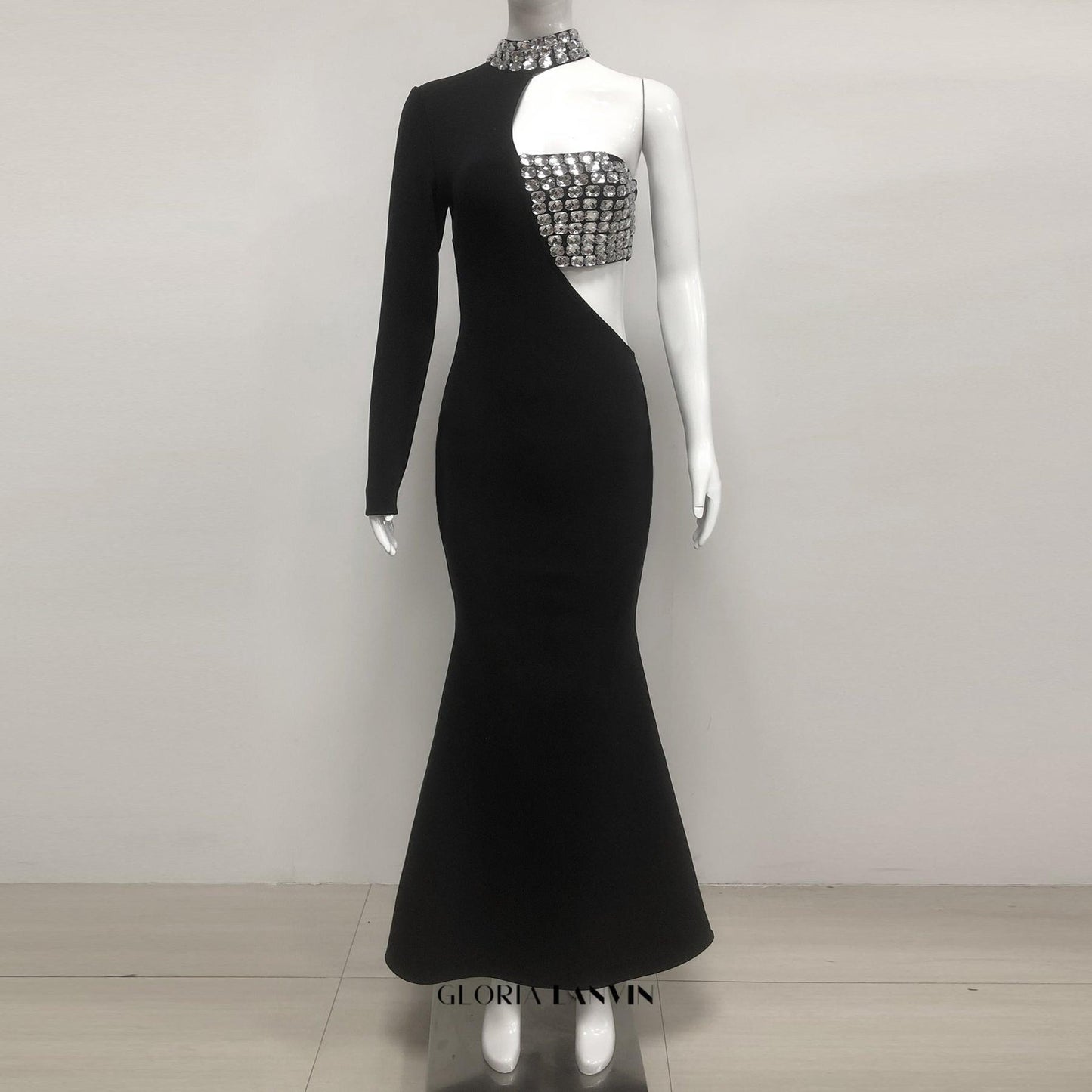 Robe longue noire à une manche et découpe ornée de cristaux