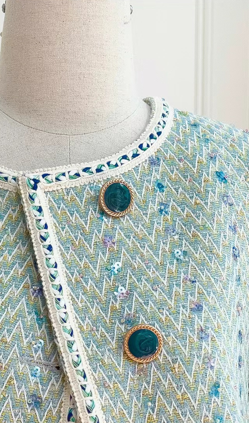 FLORALE TWEED-KNÖPFE-JACKE + MINIROCK