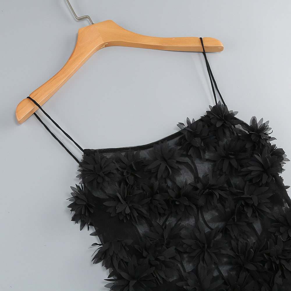 Robe courte noire ornée de fleurs