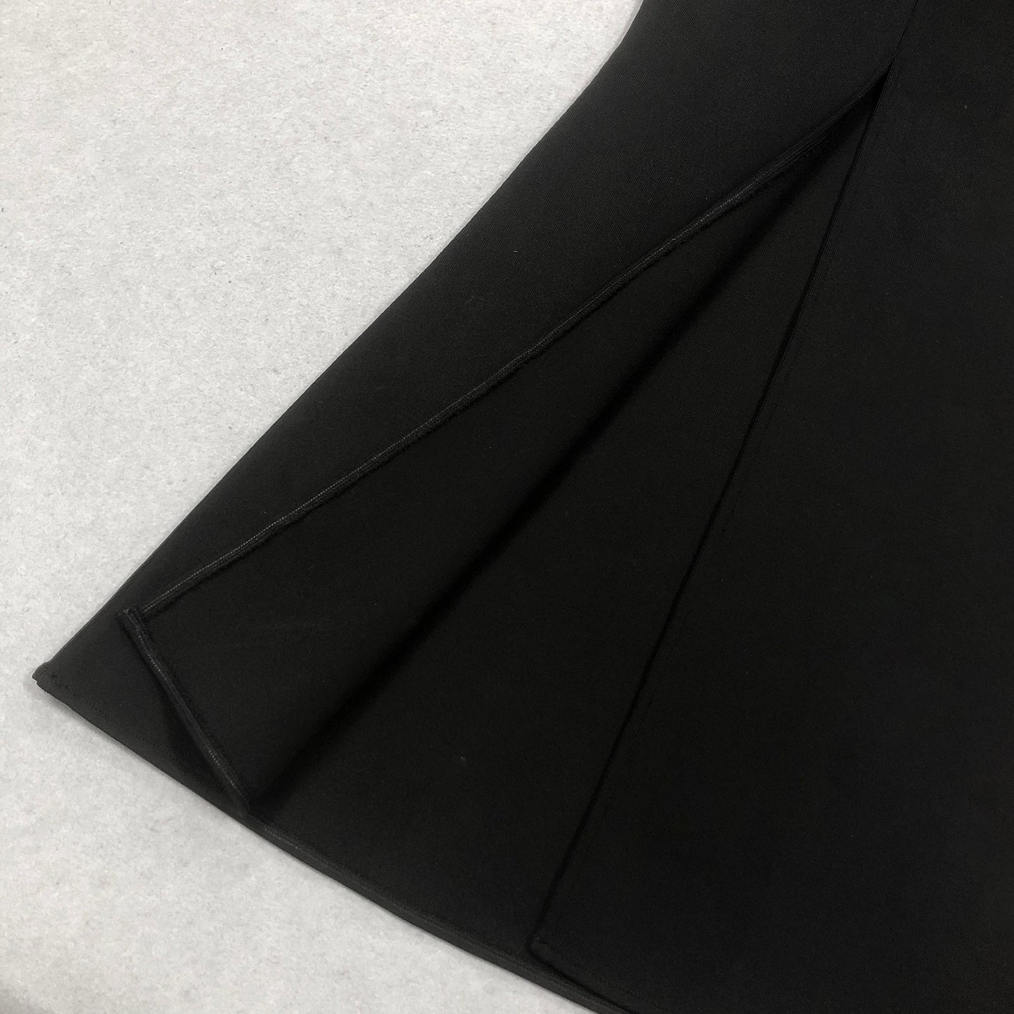 Robe longue noire à une manche et découpe ornée de cristaux