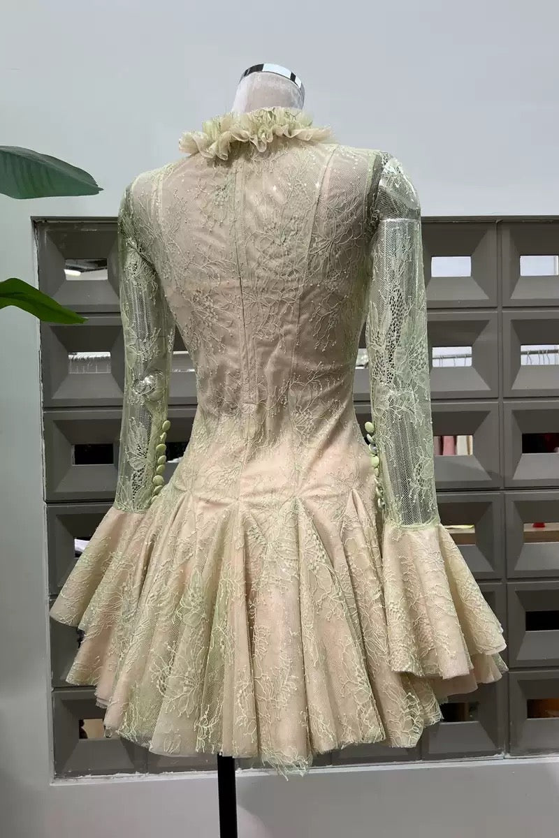 Grünes besticktes ausgestelltes Minikleid