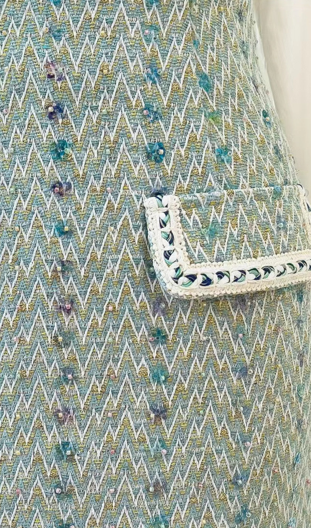 FLORALE TWEED-KNÖPFE-JACKE + MINIROCK