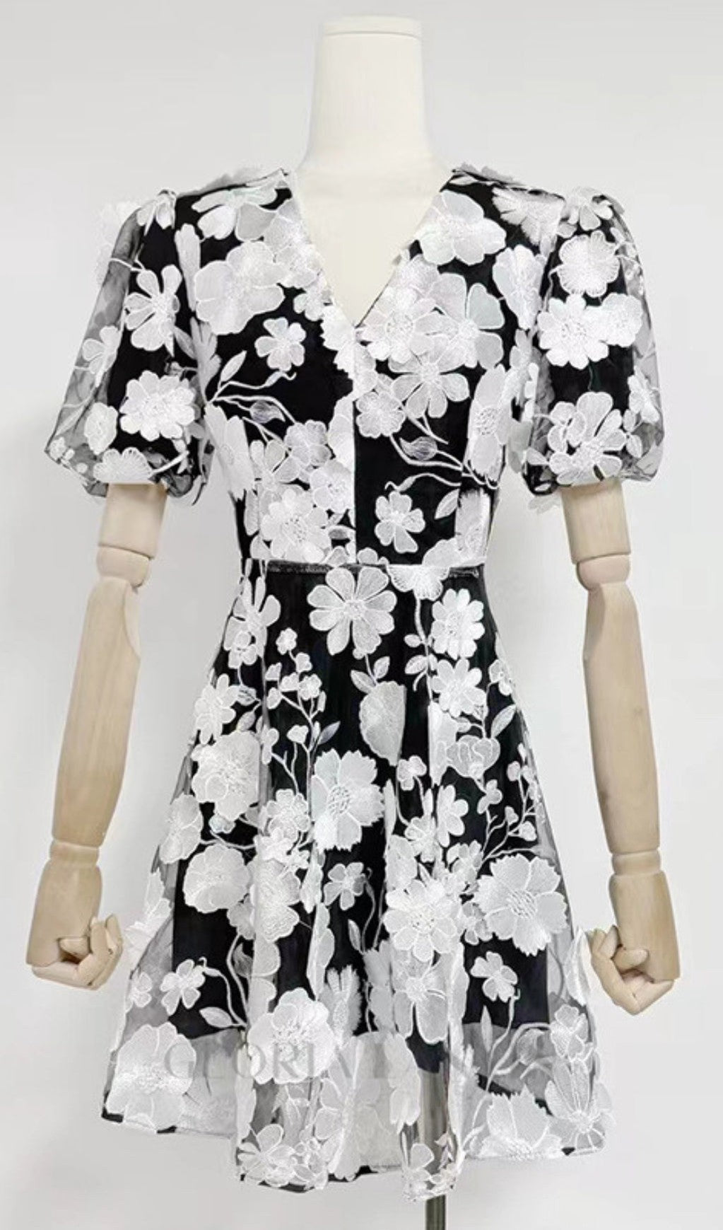 CHAYAN MINIKLEID MIT BLUMENSTICKEREI