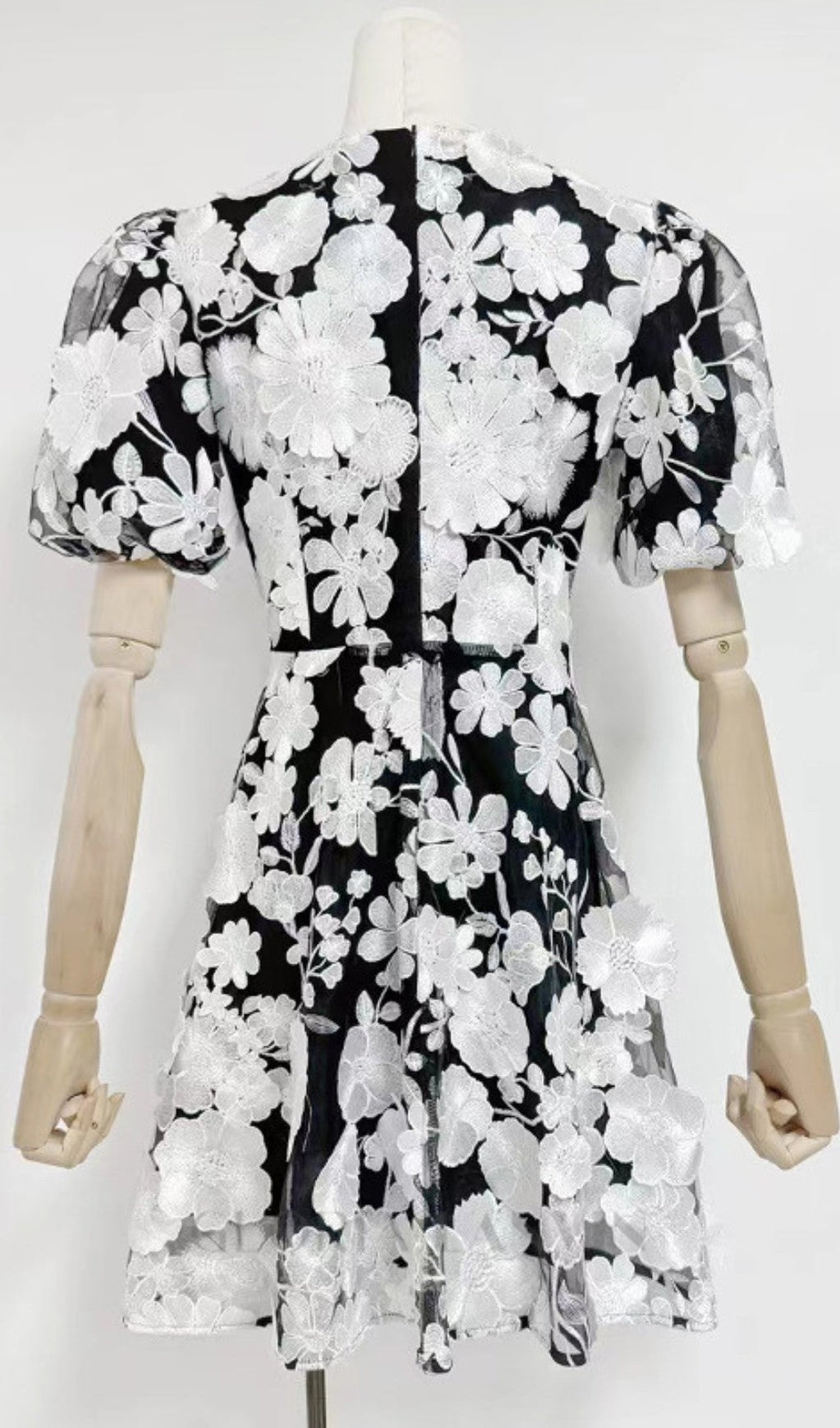 CHAYAN MINIKLEID MIT BLUMENSTICKEREI