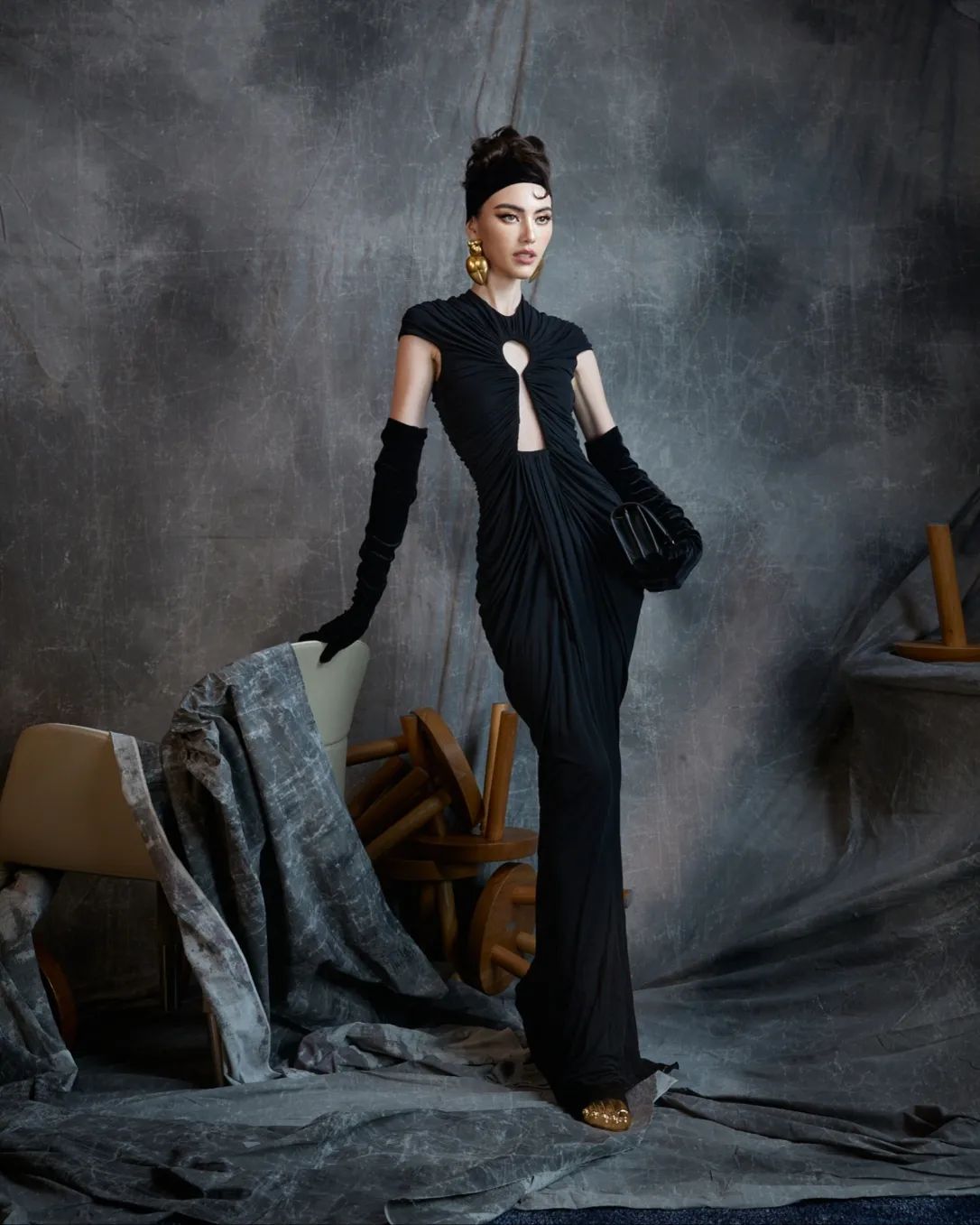 BRIANNA DRAPIERTES, SCHWARZES BODYCON-KLEID MIT SCHLÜSSELHOCHAUSSCHNITT