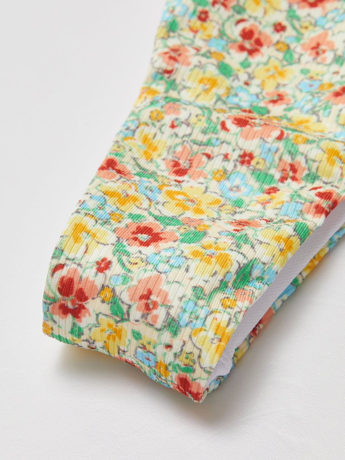 Bikini-Set mit Blumenmuster und Bindebändern vorne