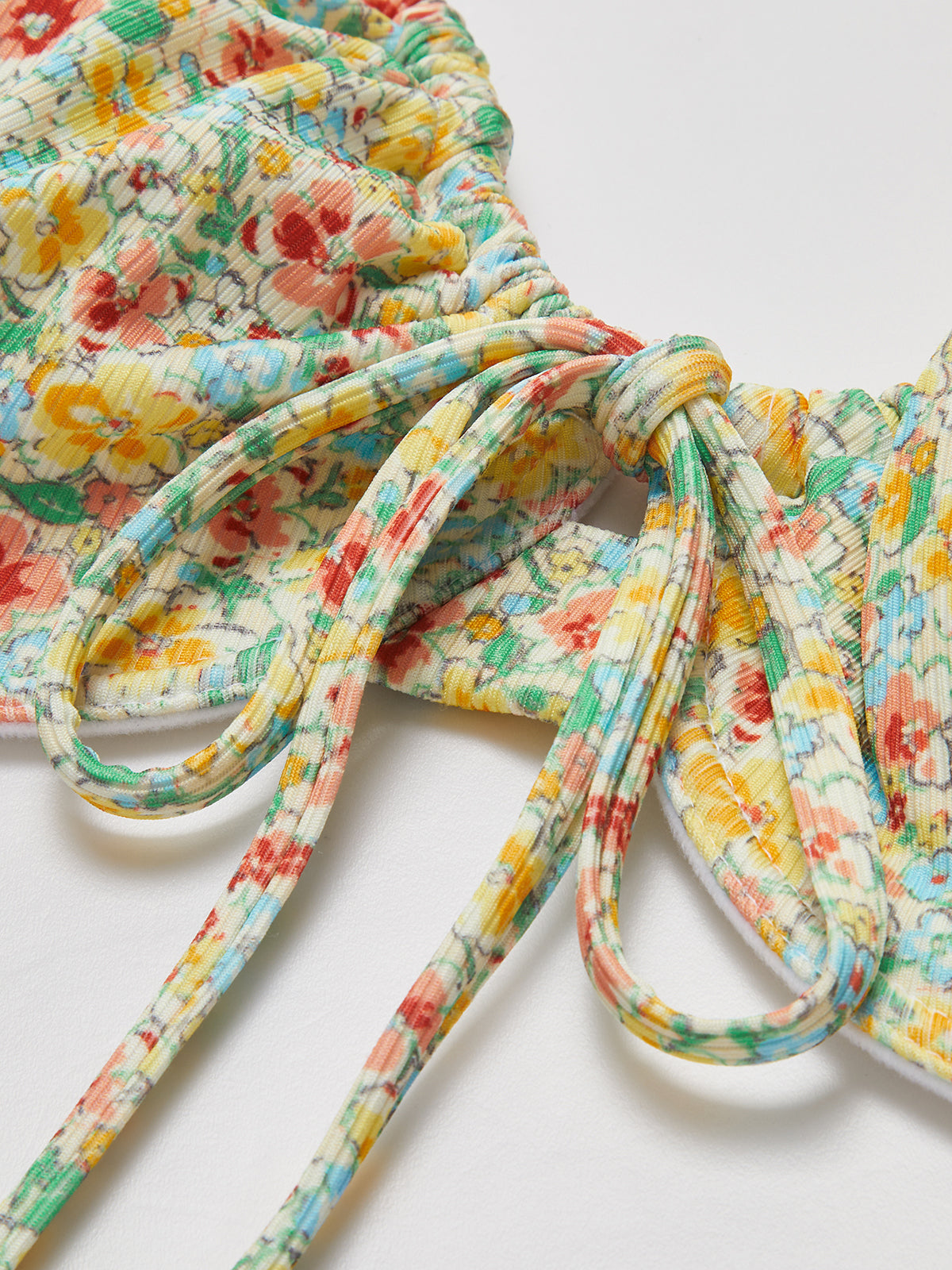 Bikini-Set mit Blumenmuster und Bindebändern vorne