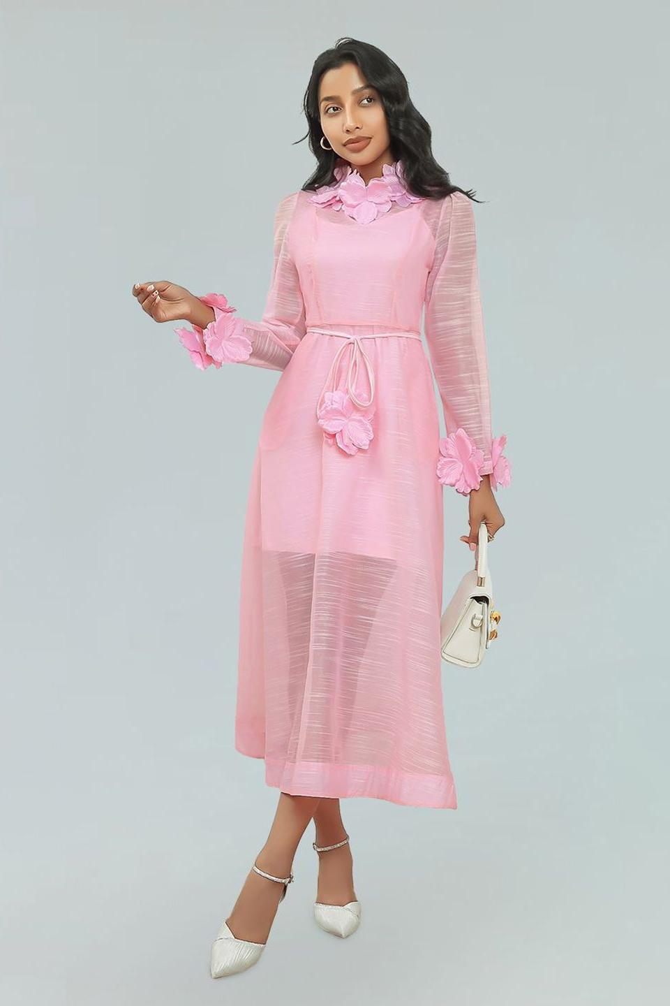 Robe midi en dentelle rose ornée de fleurs, style Vicky.