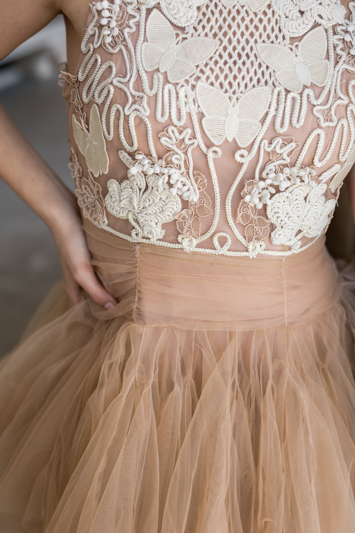 Ballerina | Beiges Tüll-Minikleid mit 3D-Applikation