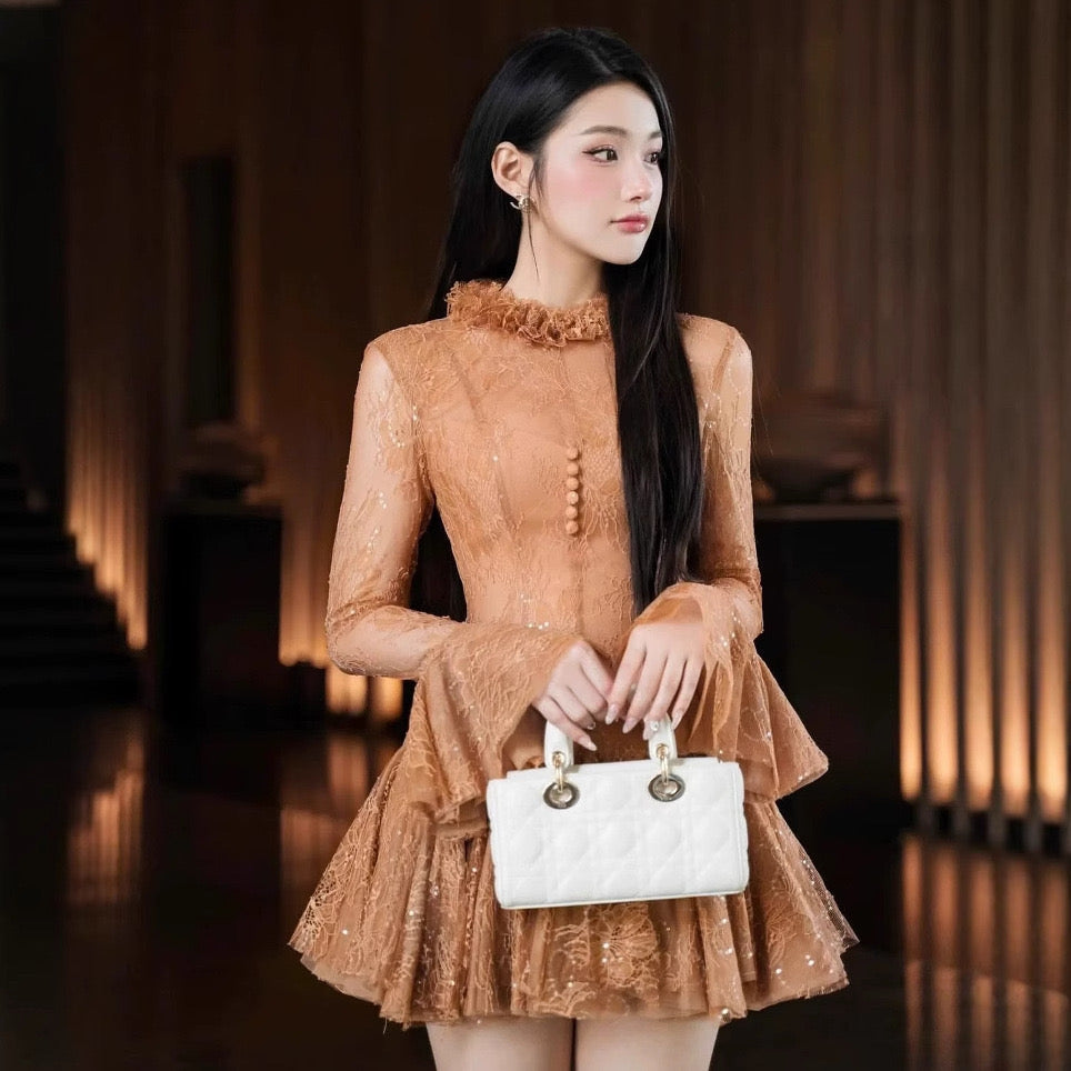 Grünes besticktes ausgestelltes Minikleid