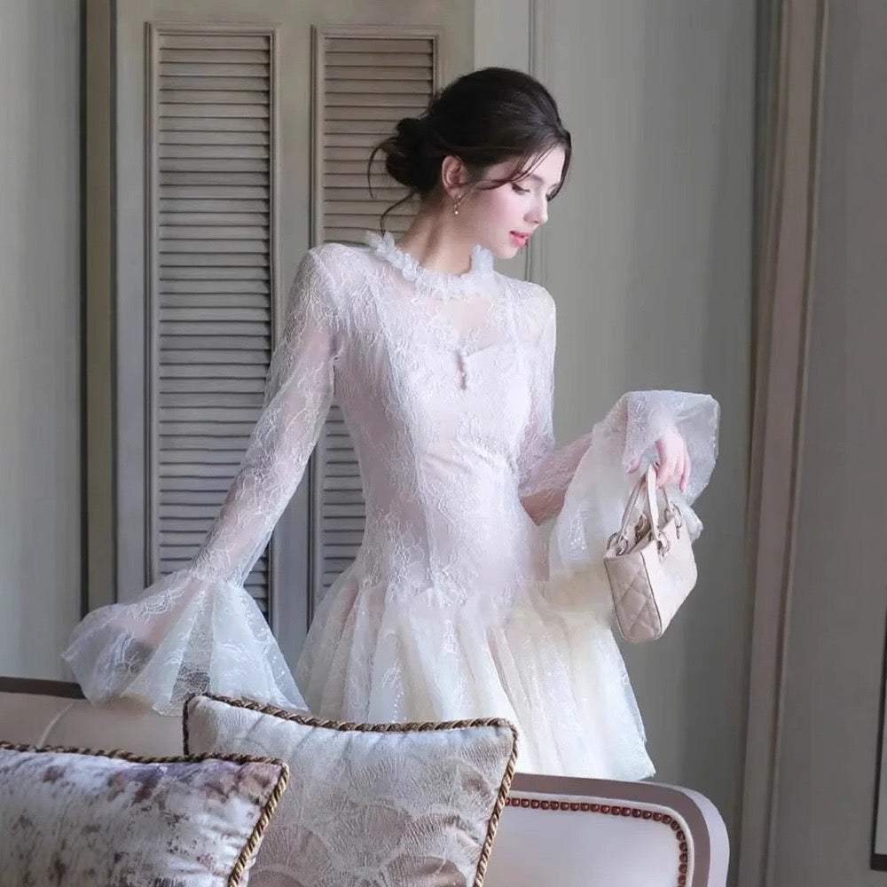 Grünes besticktes ausgestelltes Minikleid