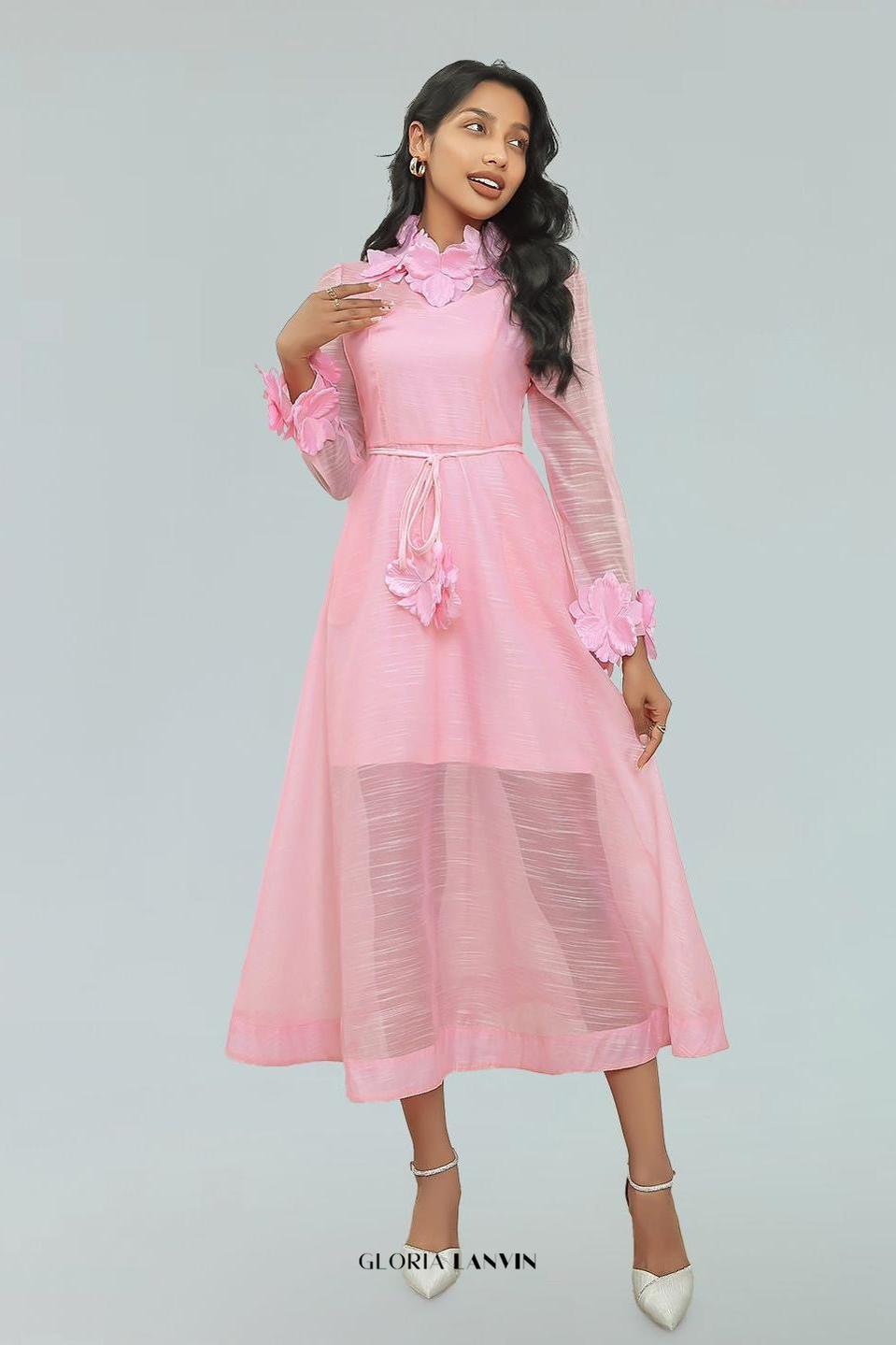 Robe midi en dentelle rose ornée de fleurs, style Vicky.
