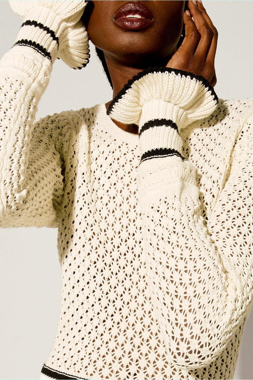 BRIDGET Strickkleid mit Streifen und Rüschen in Weiß