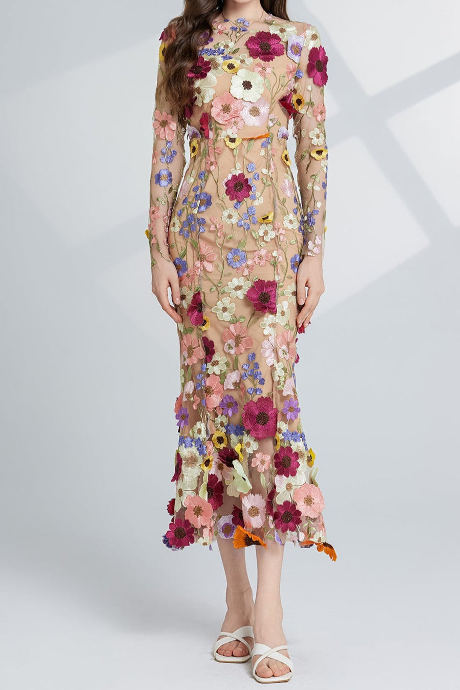 CAROL braunes Midikleid mit floraler Stickerei aus Mesh, langärmelig