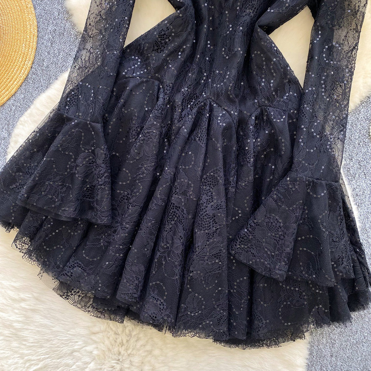 Grünes besticktes ausgestelltes Minikleid