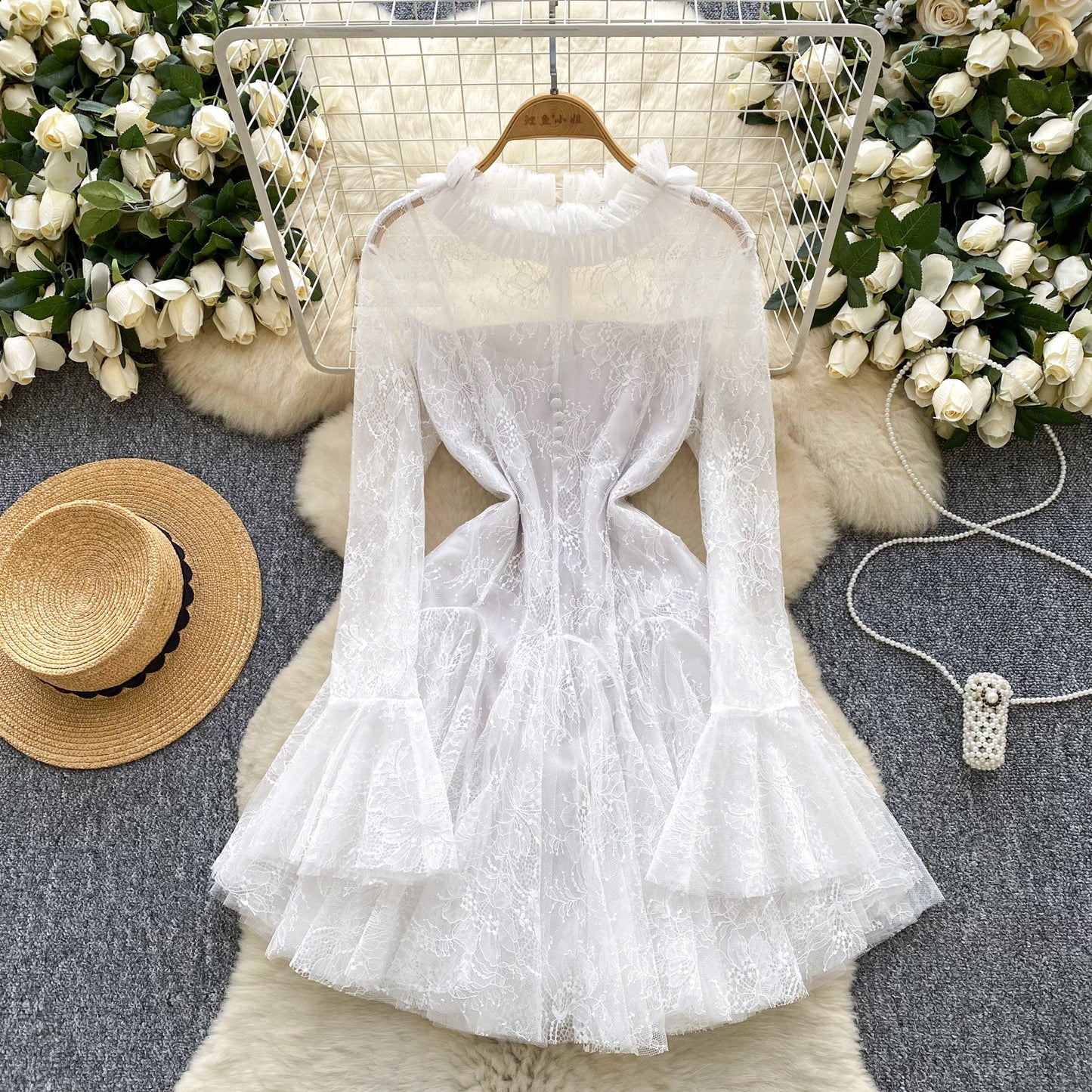 Grünes besticktes ausgestelltes Minikleid