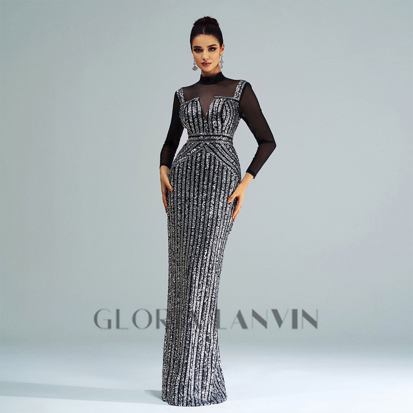 Robe longue noire à col montant et empiècements de sequins