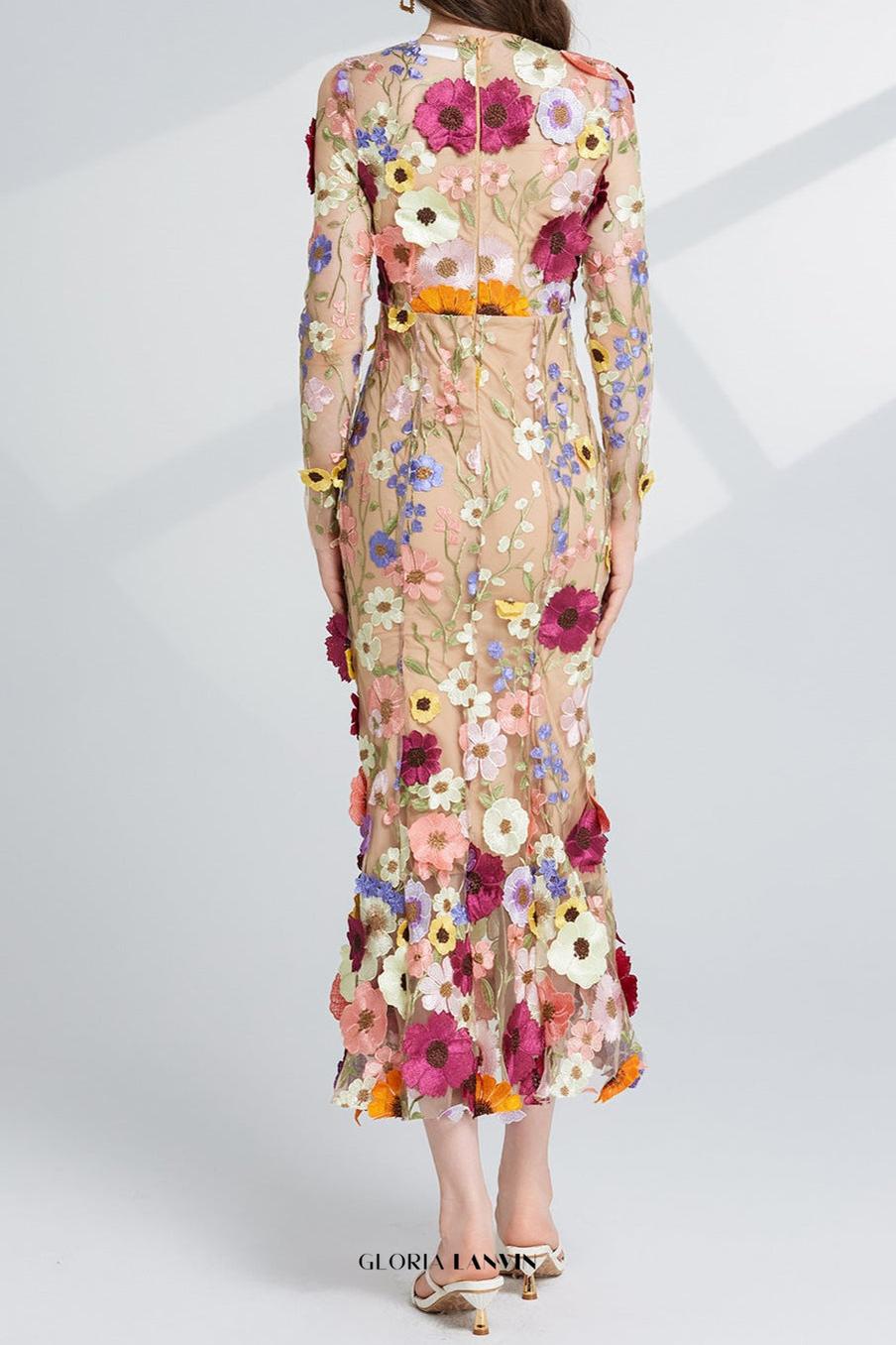 CAROL braunes Midikleid mit floraler Stickerei aus Mesh, langärmelig