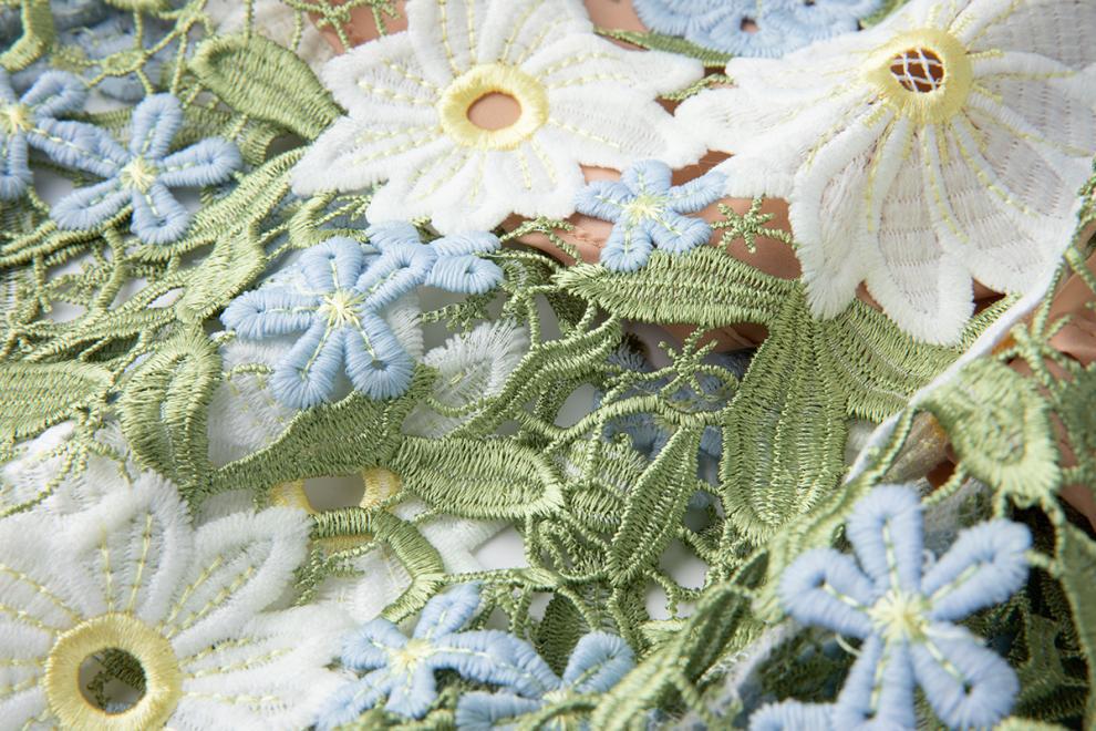 Celeste Maxikleid mit floralem Lochmuster in Grün