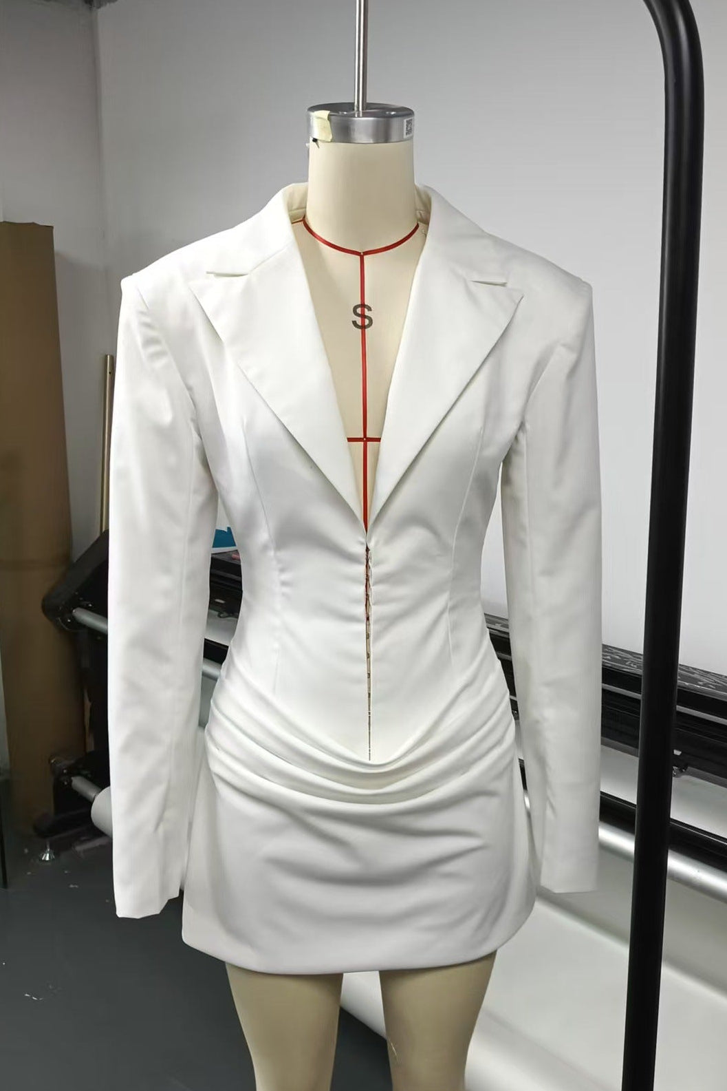 Robe blazer courte froncée à col en V Amelia blanche