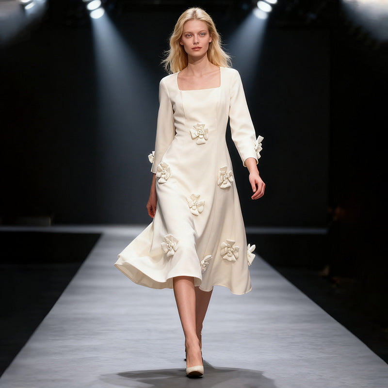 Winifred Maxikleid mit 3D-Blumenapplikationen und langen Ärmeln in Weiß