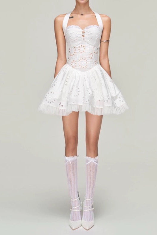 Weißes, halterloses, besticktes Minikleid mit Cut-Outs