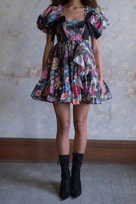 Minikleid mit Basia-Blumenmuster, Rüschensaum und Puffärmeln