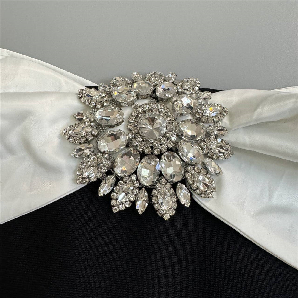 robe longue noire à décolleté dos nu et bandage diamant