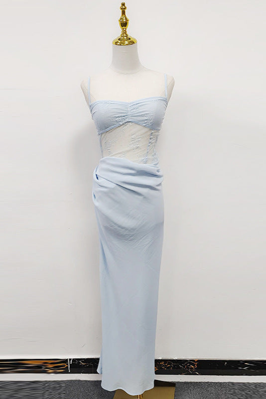 Blaues Maxikleid mit plissierten Trägern und Rüschen.