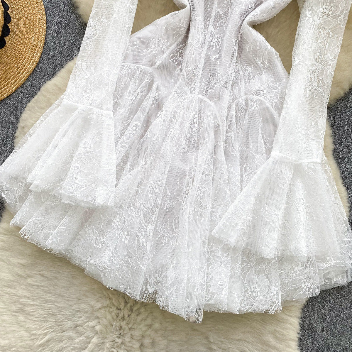 Grünes besticktes ausgestelltes Minikleid