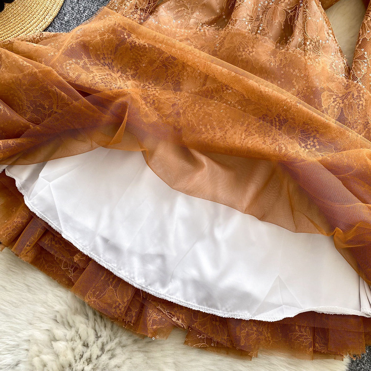 Grünes besticktes ausgestelltes Minikleid