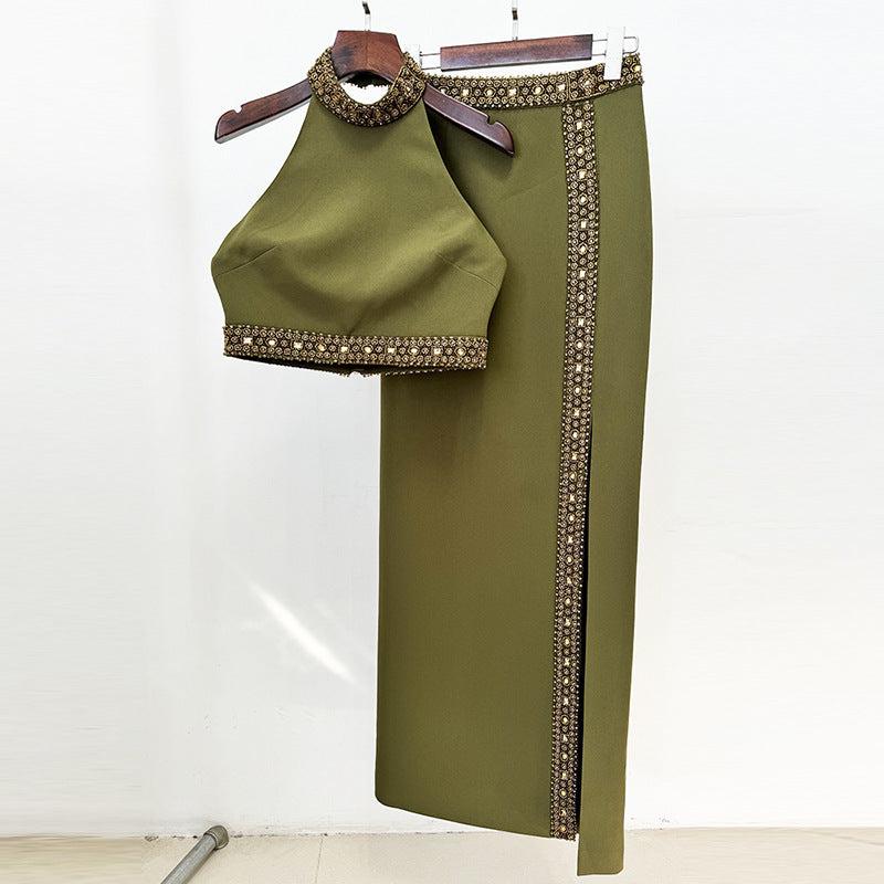 Ensemble jupe fendue et haut dos nu orné de perles et de diamants, de couleur verte