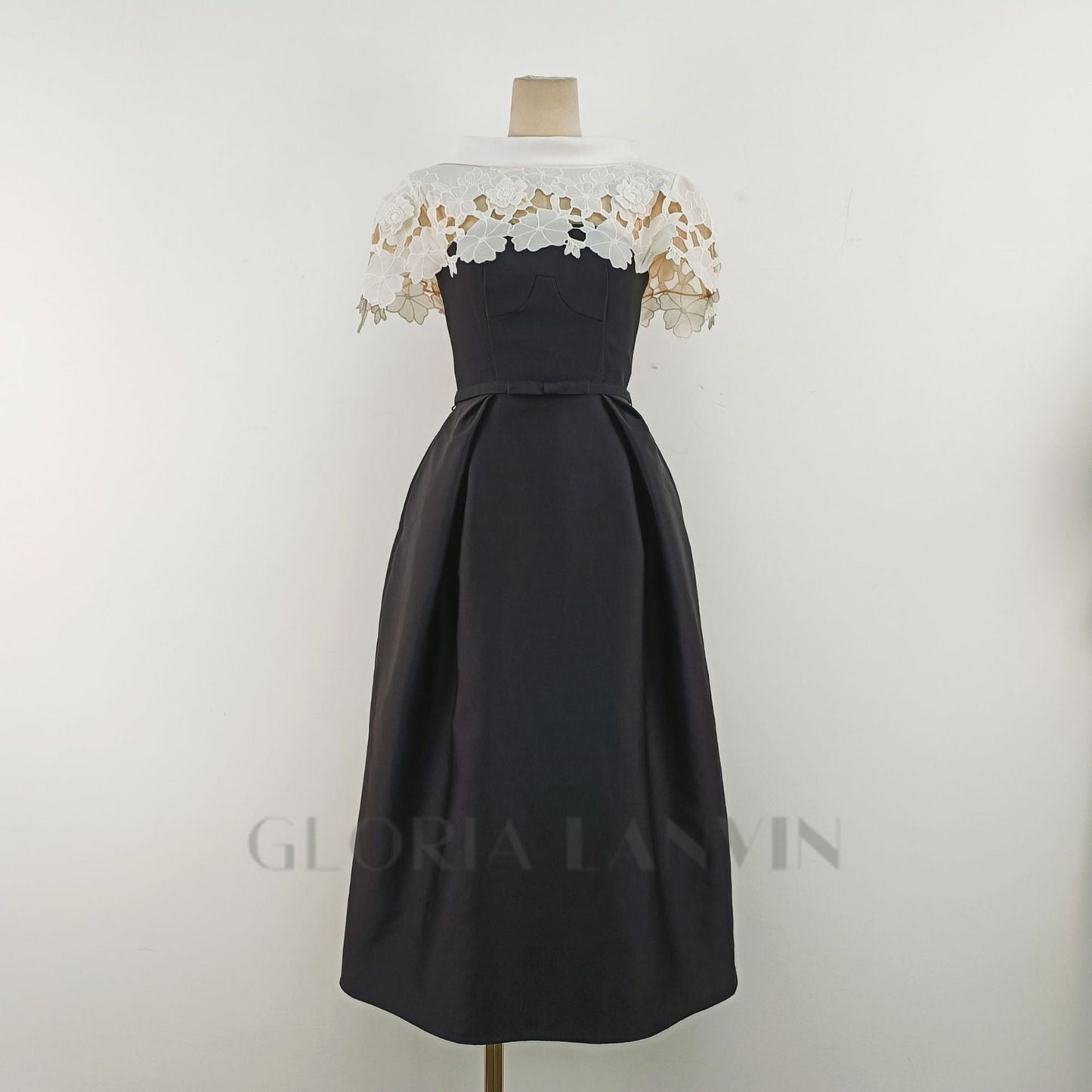 Schwarzes, schmal geschnittenes A-Linien-Midikleid aus durchbrochener Spitze