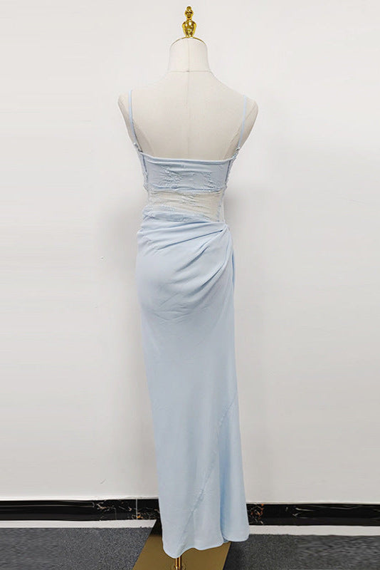 Blaues Maxikleid mit plissierten Trägern und Rüschen.