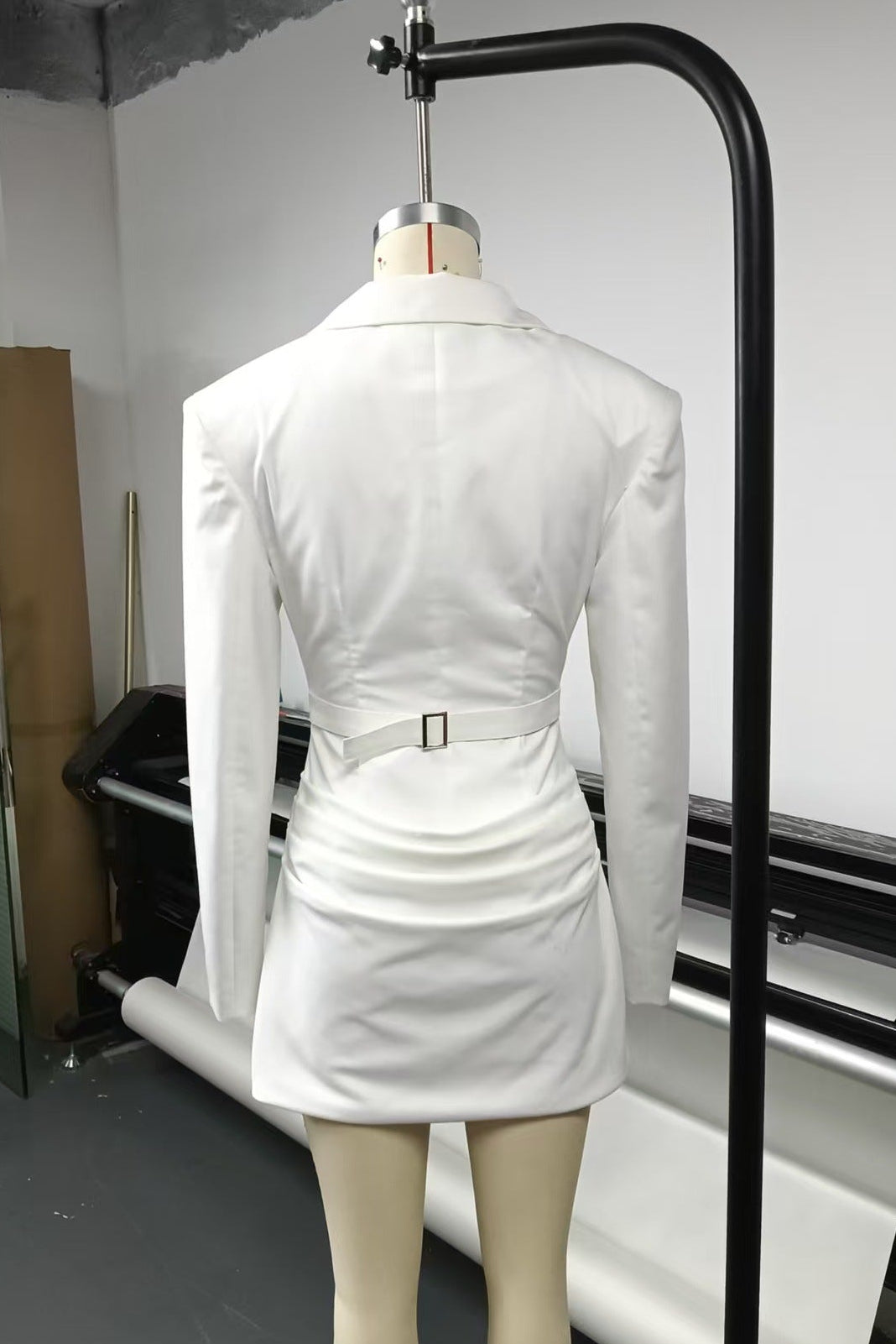 Robe blazer courte froncée à col en V Amelia blanche