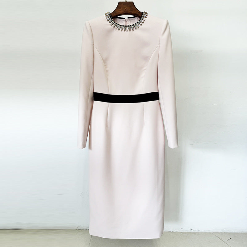 Robe fourreau maxi rose ornée de diamants