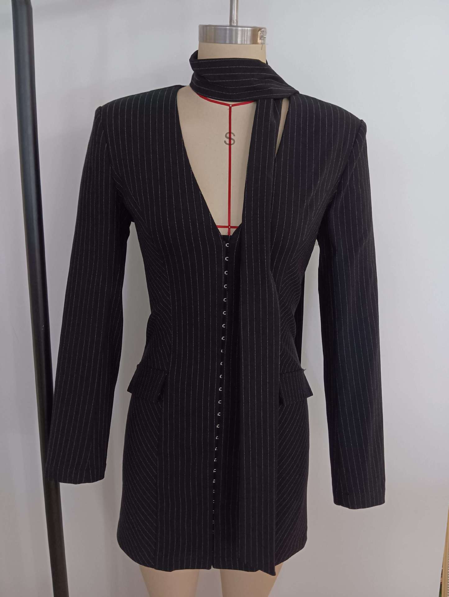 Robe blazer mini rayée à col en V Priscilla noire