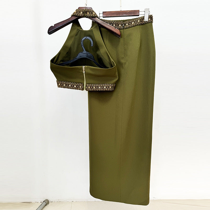 Ensemble jupe fendue et haut dos nu orné de perles et de diamants, de couleur verte