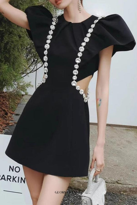 Schwarzes Minikleid mit dreidimensionalen Rüschen, Strasssteinen und Hohlsaum