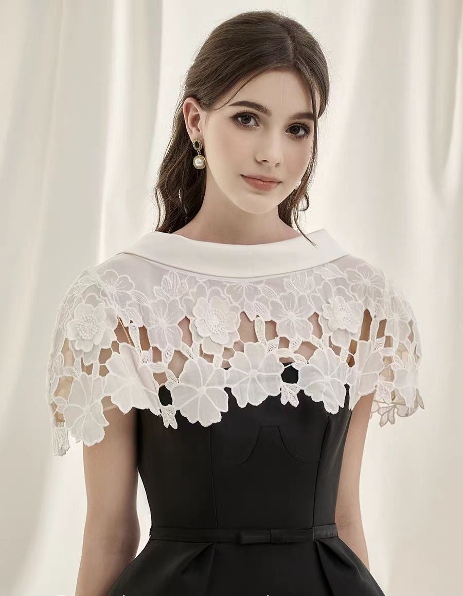 Schwarzes, schmal geschnittenes A-Linien-Midikleid aus durchbrochener Spitze