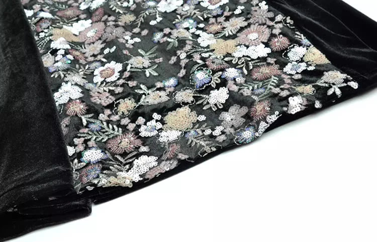 Schwarzes Pailletten-besticktes Samt-Midikleid