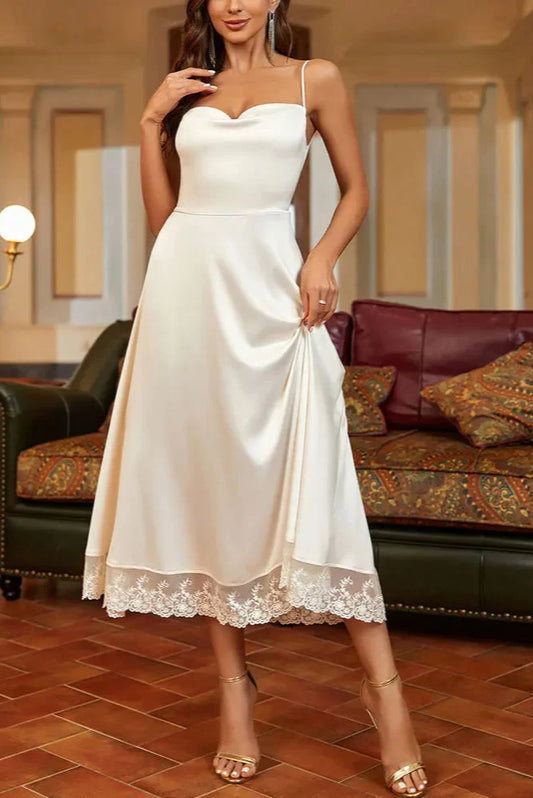 Weißes Midikleid aus Satin mit Spitzeneinsätzen und Trägern