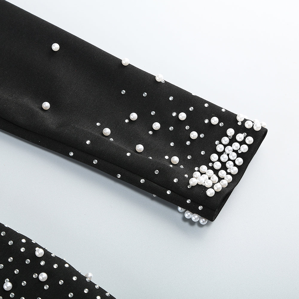 Robe longue noire à col en V ornée de perles