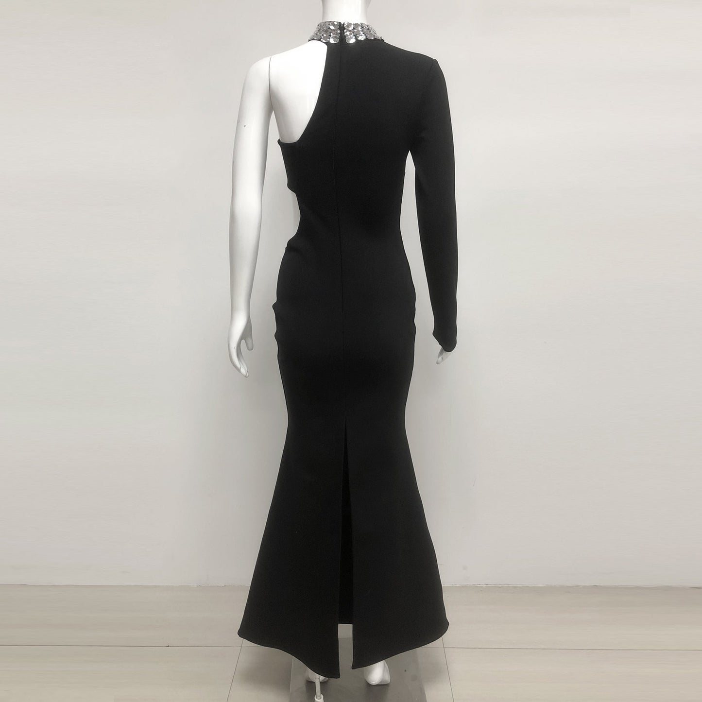 Robe longue noire à une manche et découpe ornée de cristaux