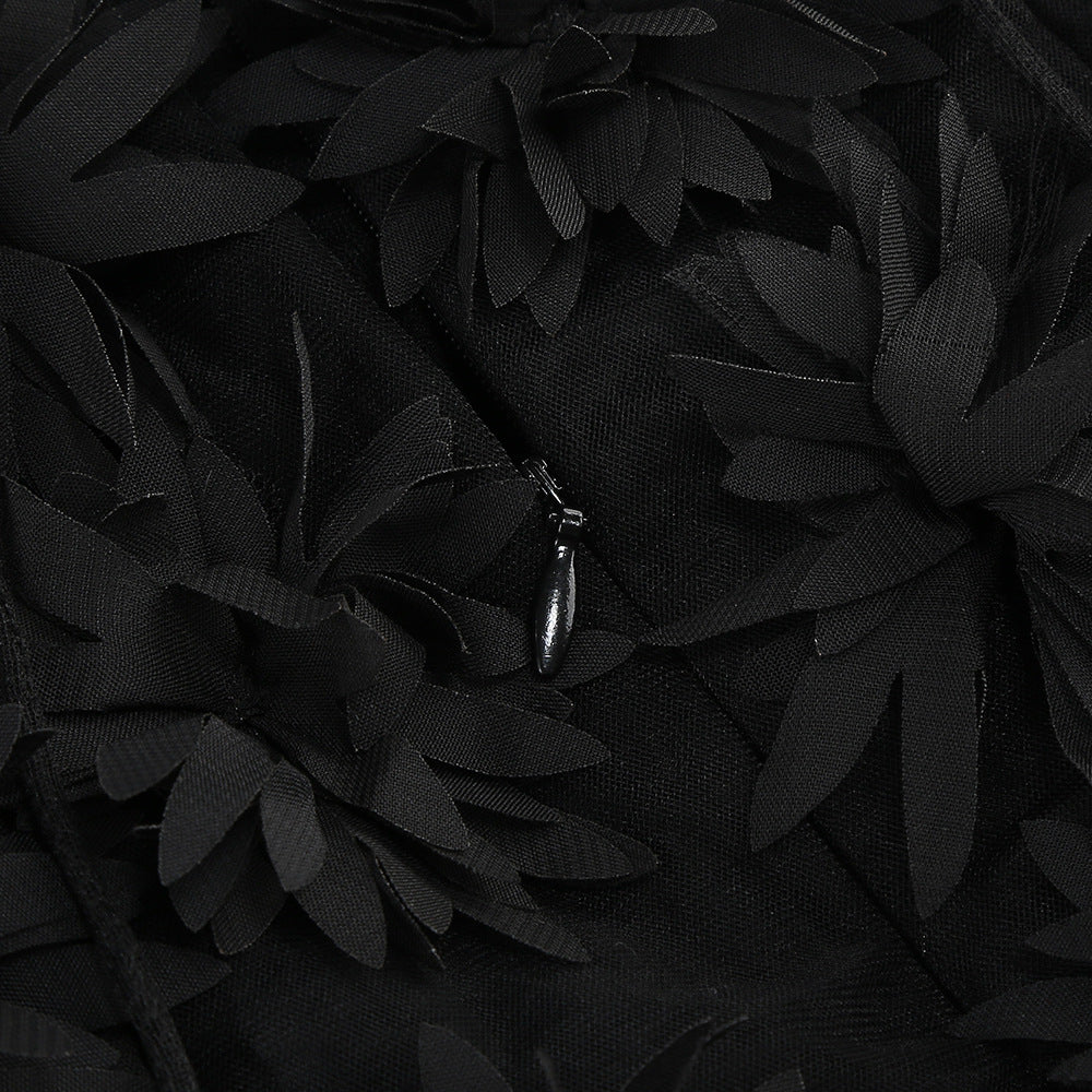 Robe courte noire ornée de fleurs