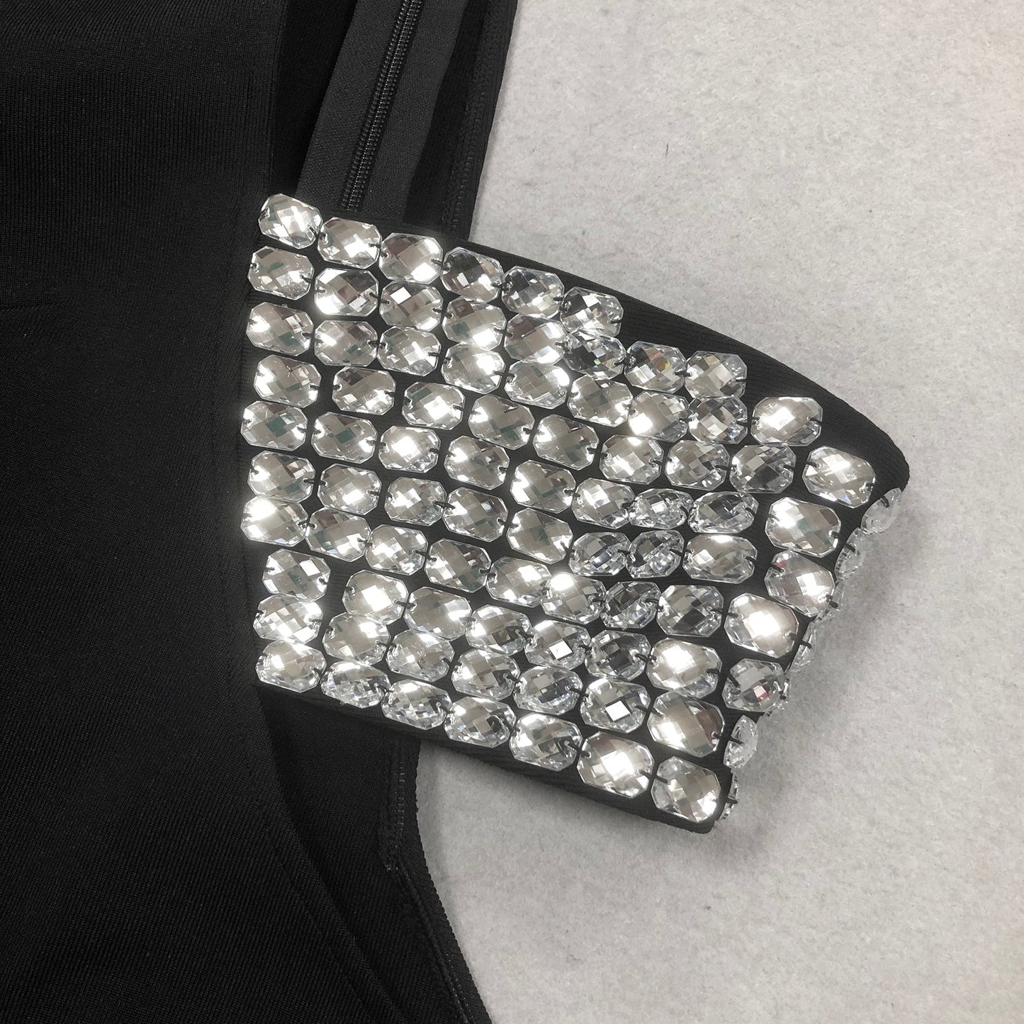 Robe longue noire à une manche et découpe ornée de cristaux