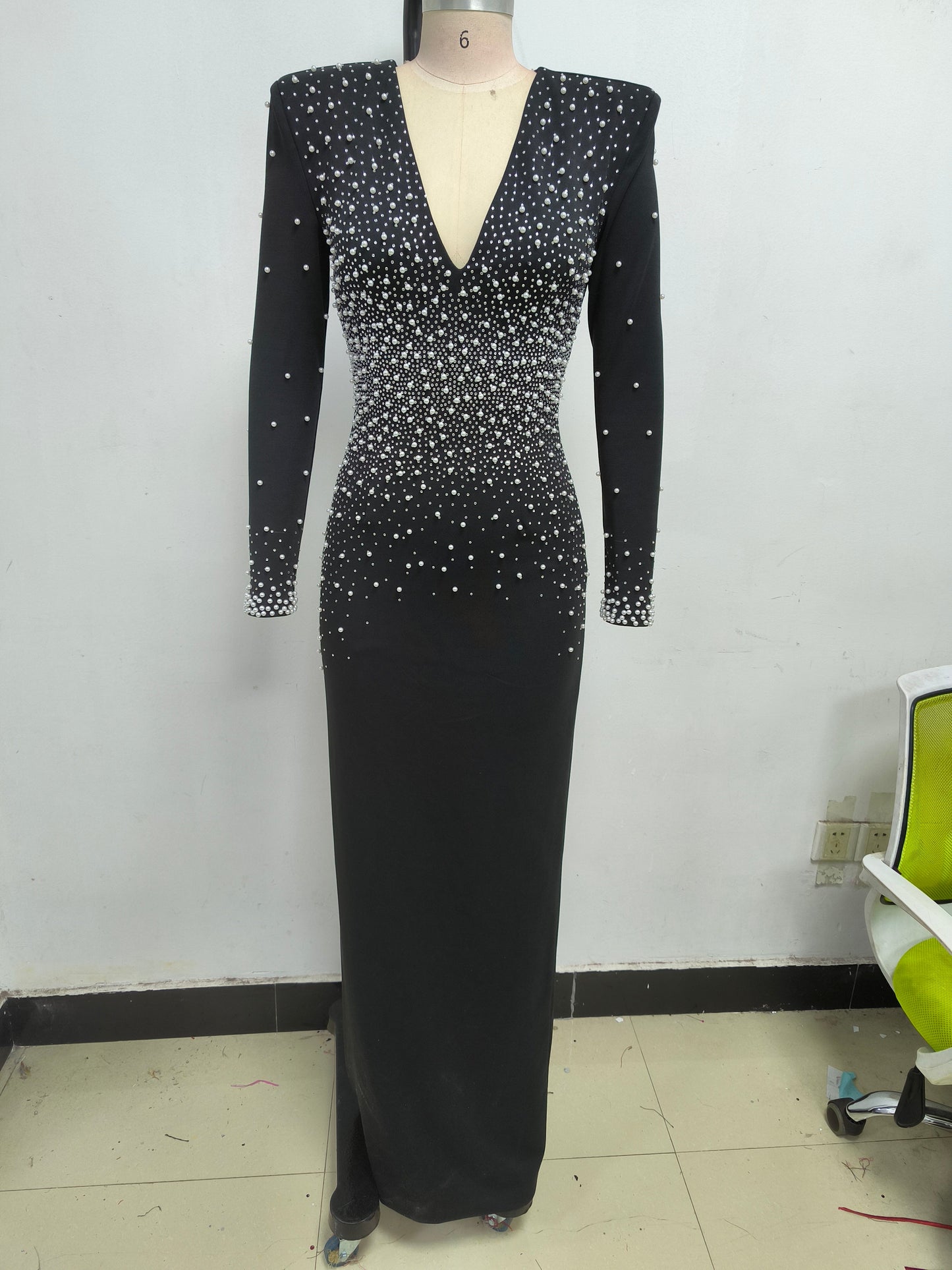 Robe longue noire à col en V ornée de perles