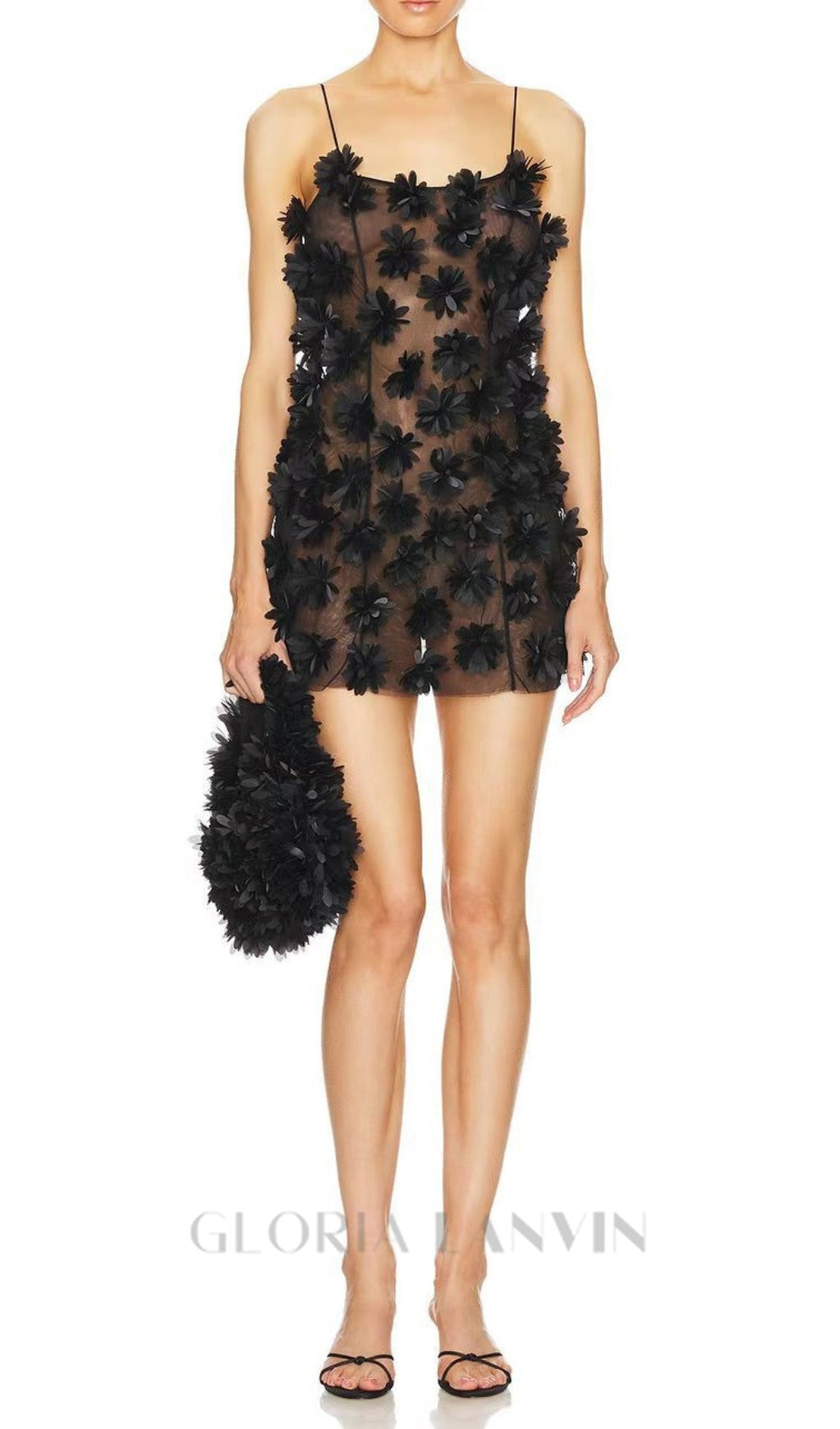 Robe courte noire ornée de fleurs