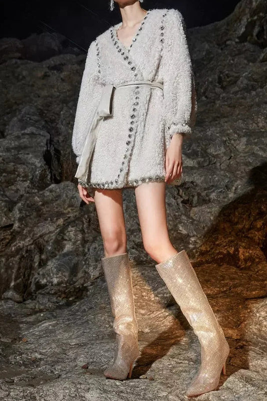 Beigefarbener, langärmeliger Mantel mit V-Ausschnitt und Diamantnieten