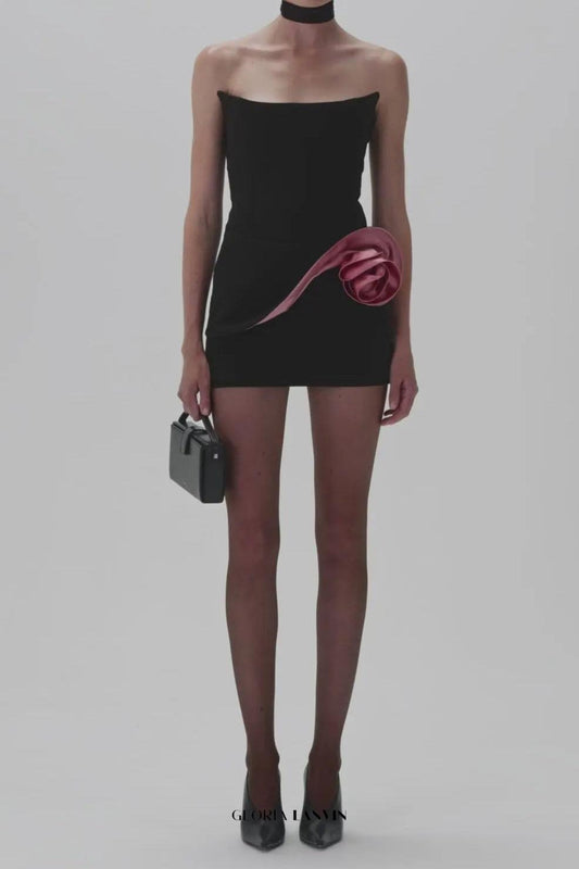 Darlene trägerloses Minikleid mit Blumenmuster in Schwarz